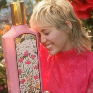 Bộ Quà Tặng Nước Hoa Gucci Flora Gorgeous Gardenia EDP Nước hoa nữ Gucci Flora Gorgeous Gardenia EDP được phát hành vào năm 2021, mang hương thơm mạnh mẽ và sắc sảo hơn so với phiên bản Eau De Toilette trước đó.
