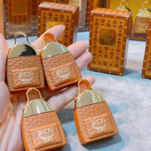 Giftset Nước Hoa MCM EDP (4x7ml) Người tạo nên hương thơm của loại nước hoa này chính là Clement Gavarry. Nhạc sĩ Curtis Waters, nhạc sĩ Dizzy Fae, người mẫu Anais Pouliot, người mẫu Haejin Lee là những cái tên nổi tiếng đã góp mặt trong chiến dịch quảng bá sản phẩm