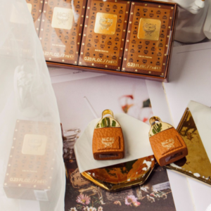 Giftset Nước Hoa MCM EDP Giftset Nước Hoa MCM EDP được lấy cảm hứng từ hình ảnh của những chiếc balo MCM Stark kết hợp cùng họa tiết logo Cognac Visetos đầy tính biểu tượngP (4x7ml)