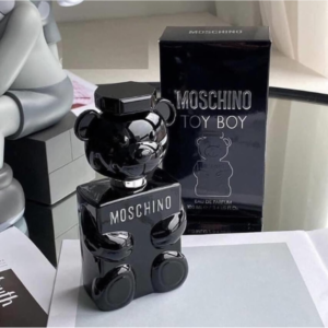 Nước Hoa Nam Moschino Toy Boy EDP Tinh chất nước hoa được chứa đựng trong hình dạng con gấu Moschino huyền thoại, phủ trên mình toàn màu đen bí ẩn và tinh quái. 