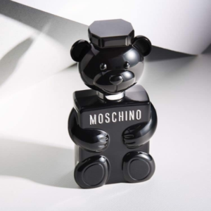 Nước Hoa Nam Moschino Toy Boy EDP Toy Boy thể hiện được sự trầm ngâm và nam tính nhất khi yên vị trên da ở tầng hương cuối, nơi có sự giao thoa mạnh mẽ giữa cỏ Vetiver và hương gỗ Cashmeran. 