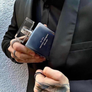 Nước Hoa Nam Narciso Rodriguez Bleu Noir EDT Extreme Tầng hương giữa với sự góp mặt của xạ hương, tạo thành một giai điệu sâu lắng, gợi cảm, làm rực lên bản tính nồng cháy đầy nhiệt huyết.