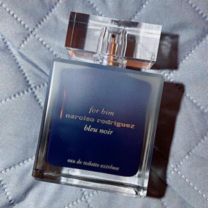Nước Hoa Nam Narciso Rodriguez Bleu Noir EDT Extreme Bên ngoài là lớp thủy tinh mờ được che phủ, khiến chai nước hoa này càng trở nên thu hút và độc đáo.