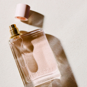 Nước Hoa Nữ Burberry Her EDP Bên cạnh hương thơm thanh lịch thì vẻ ngoài tinh tế đầy sang chảnh của nước hoa chính hãng Burberry Her cũng là một điểm nhấn khó phai đối với mọi tín đồ nước hoa nữ.