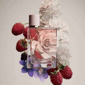 Nước Hoa Nữ Burberry Her EDP Burberry Her khởi đầu trong sự tươi tắn đầy thanh lịch của phúc bồn tử, dâu tây và sơri thơm mát.