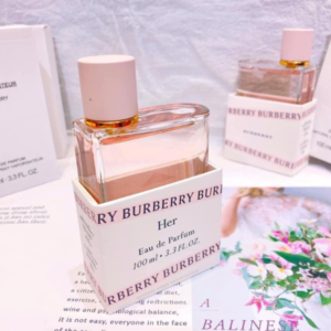 Nước Hoa Nữ Burberry Her EDP Burberry Her cũng là sản phẩm đầu tiên được xuất hiện với logo mới của Burberry.
