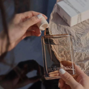 Nước Hoa Nữ Burberry Her London Dream EDP Thiết kế chai nước hoa Her London Dream EDP sở hữu vẻ ngoài và vỏ hộp tương tự như những phiên bản trước đó.