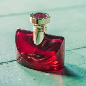 Nước Hoa Nữ Bvlgari Splendida Magnolia Sensuel EDP Magnolia Sensuel ấn tượng hơn hẳn với sắc đỏ thẫm quý tộc, quyền lực. Nắp chai kim loại sang trọng mạ vàng nổi bật lên là điểm nhấn cho chai nước hoa.