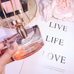 Nước Hoa Nữ Bvlgari Splendida Rose Rose EDP Lớp hương giữa của Splendida Rose Rose là nét nữ tính từ hoa hồng Đan Mạch, từng vị từng vị được pha chế bởi bàn tay tài hoa khiến không một ai có thể chối từ.