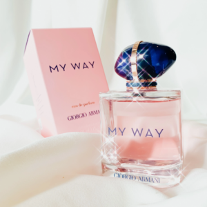 Nước Hoa Nữ Giorgio Armani My Way EDP Phần nắp được đính vòng vàng, biểu tượng cho con đường độc nhất luôn được soi sáng, đúng như tên gọi của nước hoa.