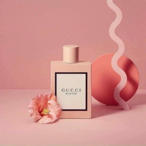 Nước Hoa Nữ Gucci Bloom For Women EDP Nếu mỗi chai nước hoa thường được ví von như một “bản giao hưởng” hương vị thì nước hoa nữ Gucci Bloom For Women EDP chắc hẳn sẽ là tác phẩm thanh âm đậm hương, ngọt vị nhất.