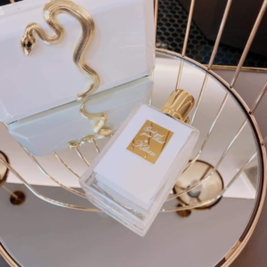 Nước Hoa Nữ Kilian Good Girl Gone Bad EDP Thân chai là sự kết hợp hài hòa giữa chất liệu bóng bẫy, bắt sáng và màu sắc tao nhã nhưng vẫn vô cùng ấn tượng bởi chi tiết con rắn được chạm trổ nổi.