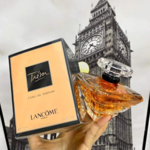 Nước Hoa Nữ Lancôme Tresor L'eau De Parfum Với cảm giác cổ điển đầy lãng mạn, nước hoa Lancome Tresor trở thành sự lựa chọn hoàn hảo cho vẻ ngoài trưởng thành và cuốn hút của mọi cô nàng.