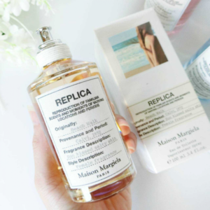 Nước Hoa Nữ Maison Margiela Replica Beach Walk EDT Mọi chi tiết của nước hoa chính hãng Maison Margiela Replica Beach Walk được thực hiện rất đơn giản nhưng vô cùng tinh tế, tôn lên nét đặc biệt độc đáo riêng của sản phẩm.