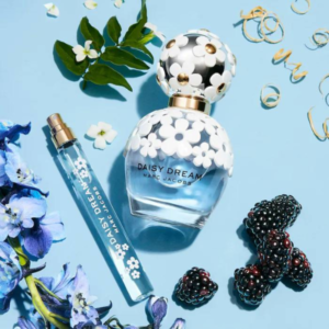 Nước Hoa Nữ Marc Jacobs Daisy Dream EDT Nước hoa nữ chính hãng Marc Jacobs Daisy Dream như đưa nàng vào cơn mơ, một giấc mơ thật bồng bềnh êm ái. Mở đầu là sự bung tỏa mạnh mẽ từ nốt hương mâm xôi cùng quả mọng và lê ướt át.