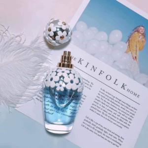 Nước Hoa Nữ Marc Jacobs Daisy Dream EDT Từ nắp chai lan xuống thân chai, đến nơi đâu cũng đều có sự xuất hiện của bông hoa tinh khôi này.