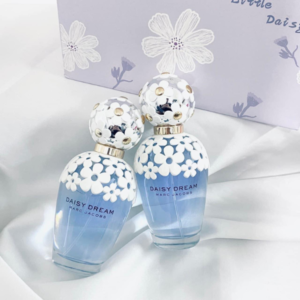 Nước Hoa Nữ Marc Jacobs Daisy Dream EDT Marc Jacobs Daisy Dream bồng bềnh, tươi trẻ với nhóm hương hoa cỏ trái cây, cho nàng thêm trẻ trung, nữ tính và đầy thanh lịch mỗi khi xuất hiện.