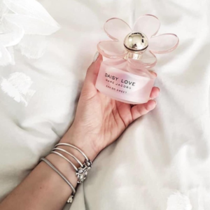 Nước Hoa Nữ Marc Jacobs Daisy Love Eau So Sweet EDT Chai nước hoa nữ này lấp đầy không khí bằng những cánh hoa cúc quen thuộc nhưng cũng không hề kém sắc.