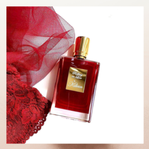 Nước Hoa Unisex Kilian Rolling In Love EDP Chai nước hoa cao cấp Rolling In Love được tạo nên bởi một khối thủy tinh dày dặn hình chữ nhật.
