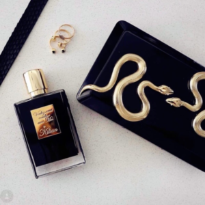 Nước Hoa Unisex Kilian Voulez-Vous Coucher Avec Moi EDP Sự sang trọng này đầy khiêu khích và gợi cảm, được thể hiện một cách khéo léo qua chuỗi hương hoa cỏ phương Đông. 