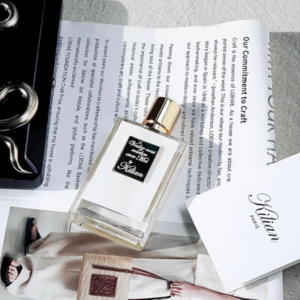 Nước Hoa Unisex Kilian Voulez-Vous Coucher Avec Moi EDP Voulez-Vous Coucher Avec Moi nổi bật lên với chiếc hộp sơn mài cùng hai con rắn đang chụm đầu vào, thể hiện cho sự khiêu khích, chực chờ để được hòa tan vào nhau.