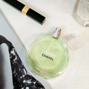Nước Hoa Nữ Chanel Chance Eau Fraiche EDT hứa đựng bên trong là mùi hương hoa thơm ngát, quyến rũ, đầy bất ngờ với tông màu nước hoa xanh trong, mang đến sự tươi mát dạt dào, tạo cảm giác êm nhẹ dễ chịu.