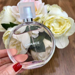 Nước Hoa Nữ Chanel Chance Eau Tendre EDT Điều đầu tiên khi nhắc đến Chanel Chance Eau Tendre đó là hương thơm nồng nàn, lôi cuốn của những cánh hoa bưởi và quả mộc qua.