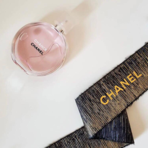 Nước Hoa Nữ Chanel Chance Eau Tendre EDT Viên ngọc này được cất giữ trong chiếc chai thủy tinh trong suốt sang trọng, bên ngoài viền là vòng tròn may mắn được tráng bạc, cùng chiếc nắp làm bằng thủy tinh mờ ảo.