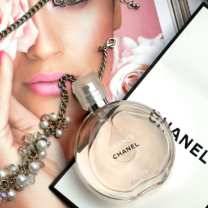 Nước Hoa Nữ Chanel Chance Eau Vive EDT Nổi bật bên trong là dung dịch nước hoa màu vàng mềm mại nhưng cũng đầy mãnh liệt, đầy sức sống, tựa như nguồn năng lượng luôn chuyển động không ngừng.