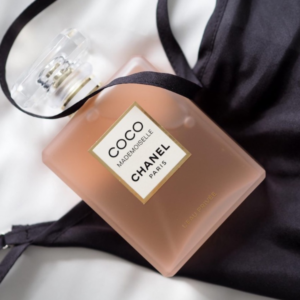 Nước Hoa Nữ Chanel Coco Mademoiselle L’Eau Privee EDP Chanel đã biến hóa khéo léo các nốt hương tươi mới của cam quýt, hòa quyện tuyệt vời trong sự ngọt ngào và đầy mê hoặc của các loài hoa thiên nhiên.