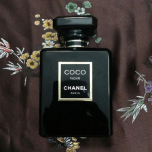 Nước Hoa Nữ Chanel Coco Noir EDP Nước hoa nữ Chanel Coco Noir EDP dường như đã biến những người đẹp rụt rè, nhút nhát trở nên tự tin, nổi bật và tỏa sáng. Cái chất thanh thoát đó được thể hiện qua sự hòa quyện của các mùi vị hoa cỏ, trái cây và hoắc hương. 