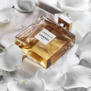 Nước Hoa Nữ Chanel Gabrielle EDP Nước hoa nữ Chanel Gabrielle EDP là hương của những loài hoa trắng. Mở đầu mùi hương là hỗn hợp của hương hoa nhài, hoa cam Mandarin và một chút tinh khôi của hoa huệ xứ Grasse đầy mê hoặc.