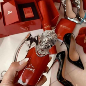 Nước Hoa Nữ Christian Louboutin Loubiraj EDP Hương thơm nước hoa Christian Louboutin Loubiraj mãnh liệt này được đặt trong chai thủy tinh màu đỏ ruby cùng phần nắp được thiết kế hình dáng đầu sư tử, với các điểm nhấn độc đáo riêng biệt. 