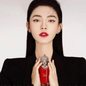 Nước Hoa Nữ Christian Louboutin Loubiraj EDP Nước hoa nữ cao cấp Christian Louboutin Loubiraj EDP mở đầu với da thuộc và hoa cỏ mượt mà, không lẫn trong đó mùi khói khét đặc trưng vẫn hay có của dòng hương này.