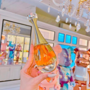 Nước Hoa Nữ Dior J’adore Absolu EDP Tiếp nối sự thành công từ những phiên bản trước đến từ dòng nước hoa Dior J’adore, năm 2018, Dior đem đến một câu chuyện hoàn toàn mới mang tên Dior J’adore Absolu EDP.