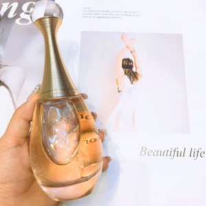 Nước Hoa Nữ Dior J'adore EDP Mùi hương sẽ khiến bạn thấm nhuần một cảm giác mềm mại đến kỳ lạ với những thành phần nước hoa có mặt trong đó.