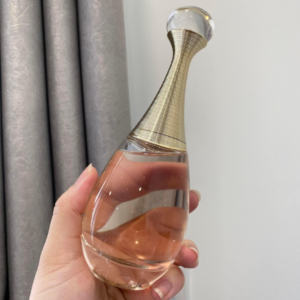 Nước Hoa Nữ Dior J'adore EDP Lấy cảm hứng từ vẻ đẹp sang trọng, quý phái trong phong cách thiết kế Hy Lạp truyền thống, những lọ nước hoa Dior J’adore Eau De Parfum giống như một tác phẩm nghệ thuật xuất sắc mà thương hiệu Christian Dior đã “ưu ái” dành tặng cho phái đẹp.