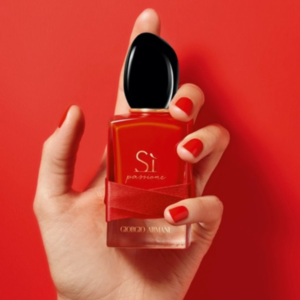Nước Hoa Nữ Giorgio Armani Sì Passione EDP Giorgio Armani Sì Passione sử dụng hương thơm đột phá, táo bạo của nhóm hoa cỏ trái cây.