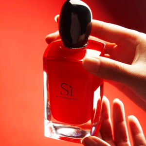 Nước Hoa Nữ Giorgio Armani Sì Passione EDP Sắc đỏ mạnh mẽ cùng những tầng hương lôi cuốn của Sì Passione sinh ra chính là dành cho những cô nàng tự tin, tràn đầy đam mê và nhiệt huyết.
