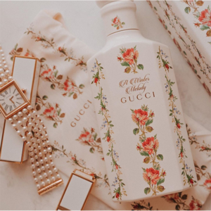 Nước Hoa Unisex Gucci The Alchemist's Garden Moonlight Serenade Acqua Profumata EDP Vỏ chai được chế tác từ thủy tinh sơn mài làm điểm nhấn đặc biệt.