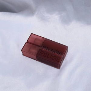 Son Black Rouge Double Layer Over Velvet DL03 Fauver Layer - Màu Cam Đất Với sự ra mắt lần này, son môi Black Rouge Double Layer Over Velvet DL03 vẫn giữ nguyên packaging thân nhựa mịn và mờ, chống bám vân tay.