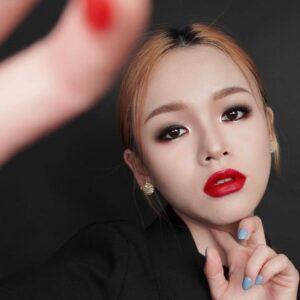 Son MAC Powder Kiss Velvet Blur Slim 889 Ruby New - Màu Đỏ Ruby - Image 8