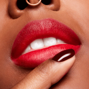 Son MAC Powder Kiss Velvet Blur Slim 889 Ruby New - Màu Đỏ Ruby - Image 9