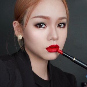 Son MAC Powder Kiss Velvet Blur Slim 889 Ruby New - Màu Đỏ Ruby - Image 4