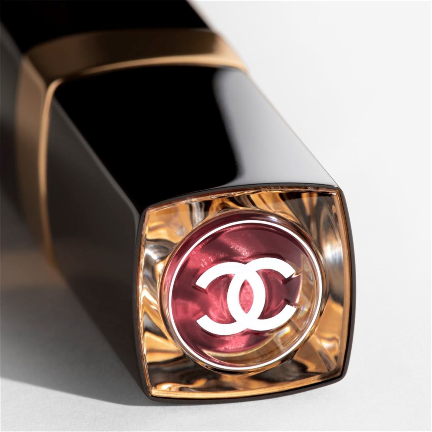 Son Chanel Rouge Coco Flash Hydrating Vibrant Shine Lip Colour 164 Flame - Màu Đỏ Lạnh thiết kế nắp son lấp lánh tựa như một viên thạch anh hồng