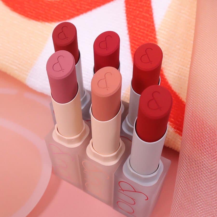 Son Romand New Zero Matte Lipstick hiện đại cùng logo chạy dọc thân son