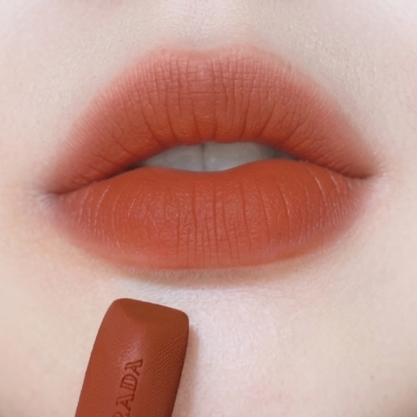 Son Prada Monochrome Hyper Matte Lipstick 077 Arancio - Màu Đỏ Cam Gạch - Image 2