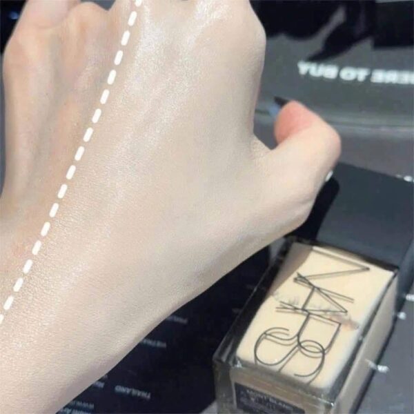 Kem Nền NARS Light Reflecting Foundation 30ml – Nền Căng Mịn, Hiệu Ứng Da Tự Nhiên - Image 3